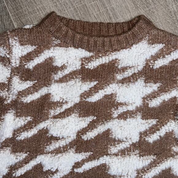 NWT LINE AND DOT Women’s Houndstooth Plush Sweater in Toffee and Ivory - Picture 4 of 10